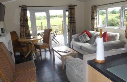 Spacious 3 Bedroom Cabin at Avonvale Holiday Lodge - Photo 34