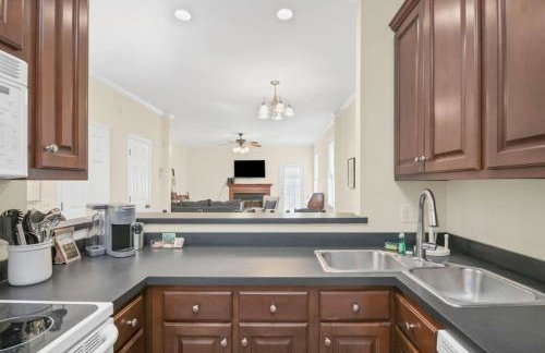 Cozy 2BR Home Near Ft Jackson - Photo 18