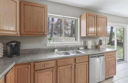 Travis' Place - Convenient and Affordable Location - Foto 28