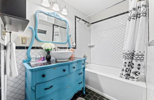 Luxe Suite with Pool Table, King Bed, 3 TVs, & Free Parking - Foto 9