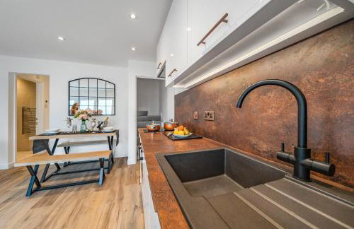 Romantic getaway UK with Private Sauna, King Bed, WiFi 517mbps & EV Charger - Photo 11