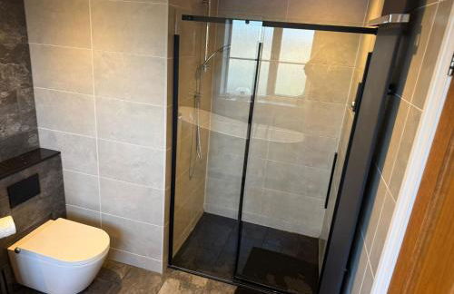 Rhuddlan 5-Bed House Sleeps 7 Pet-Friendly - Photo 4