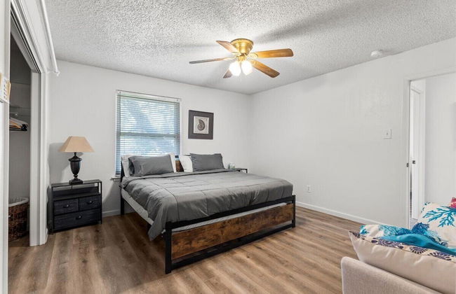 Oasis w Huge Pool & BBQ Patio - Photo 11