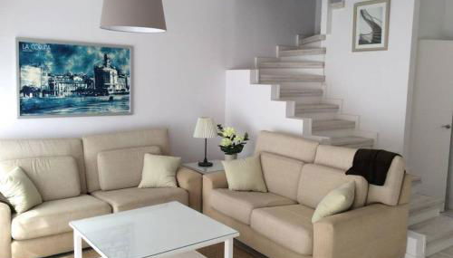 Chalet pareado a 5 minutos andando de la playa - Foto 1