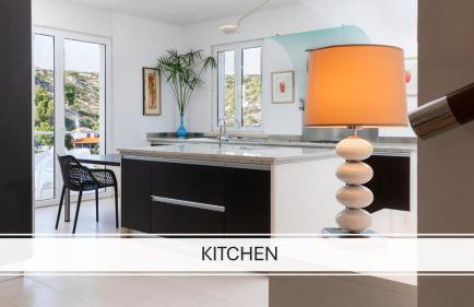 VILLA PHILIPPA - luxurious five-room villa - idyllic location - first row to the sea - spectacular view of the sea bay - unforgettable sunsets - 15 minutes from Supetar ferry port - free parking - private heated pool - Foto 13