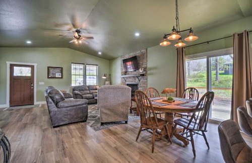 Modern Retreat with Deck Walk to White River! - Foto 7