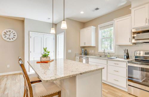 Coastal Beaufort Abode - Pool Access, Near Beaches - Foto 7