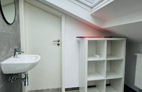 Charming Attic Retreat with Sloped Roof - Foto 15