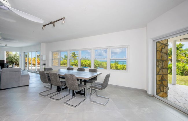 Shoreline Serenity: Secluded Coastal Villa - Foto 17