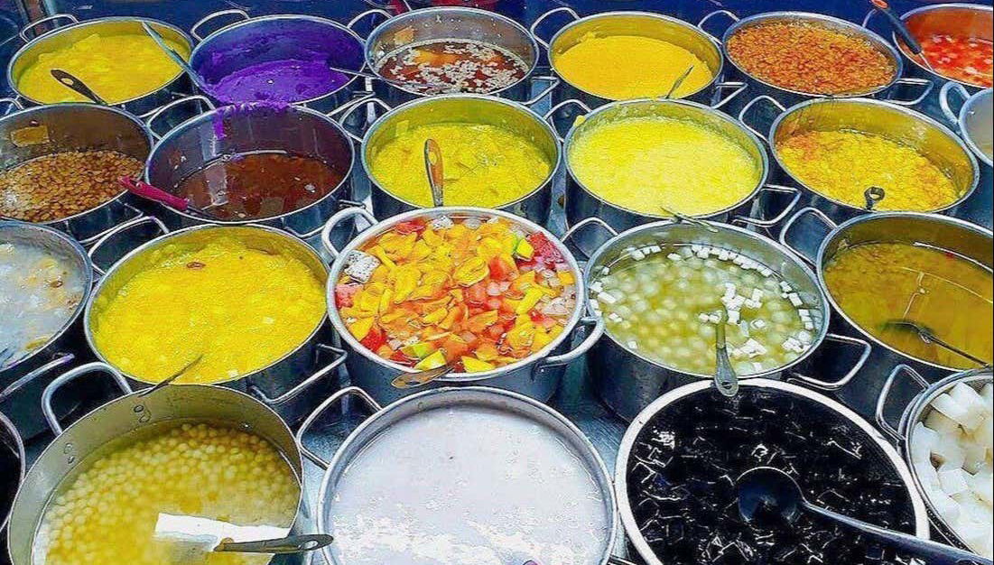 Diferentes ollas con platos tradicionales vietnamitas