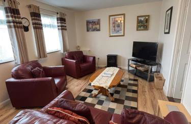 498, Three Bedroom Detached Chalet - Sleeps 6, pet friendly, FREE pool and entertainment passes included - plus WiFi, bed linen and towels included - Foto 4