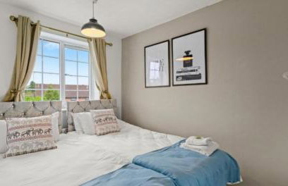 Spacious 3-Bed Home Near M1, Sky TV & Netflix Included 2x Parking Spaces Garden Fast Wifi Contractors Travellers Relocators Leisure Welcome - Foto 6