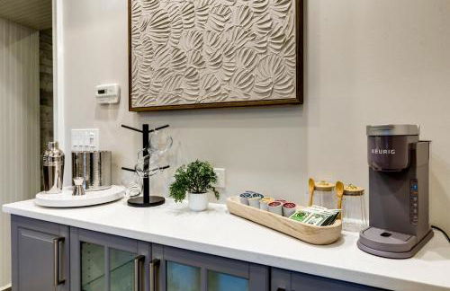 Walk to OTR! Hot Tub and Movie Room at Cincy Condo - Foto 11