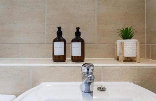 Elegant City Retreat Contemporary 2BR 2BA Netflix Included - Foto 10