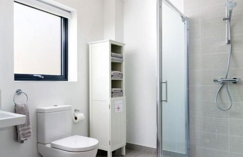 Lakeside property with spa access on a nature reserve Kirrin Barn BV26 - Photo 13