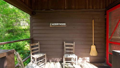 Romantic Couples' Cabin Retreat with Fireplace near White Mountain Forest - Foto 2