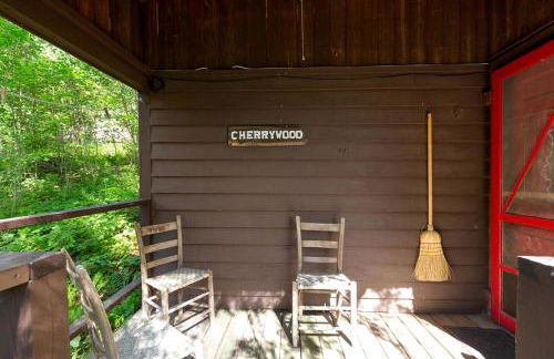 Romantic Couples' Cabin Retreat with Fireplace near White Mountain Forest - Foto 2