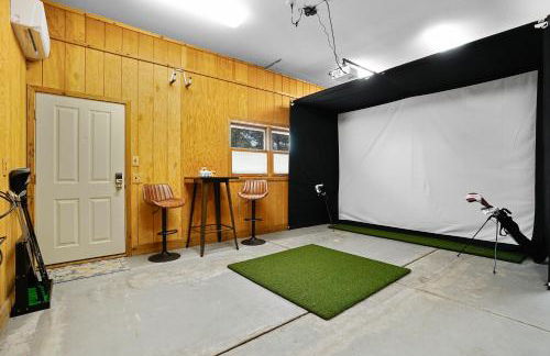 6BR Houghton Lake House with Indoor Pool, Hot Tub and Golf Simulator - Photo 50