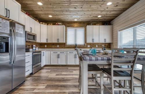 Lazy River Cabin, River Front, Hot Tub, WIFI, 560 in FREE Attraction tickets each paid day! - Foto 9