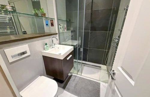 2-Bedroom flat with private patio & firepit in Shepherds Bush near Hammersmith by Staylio Ltd - Foto 32