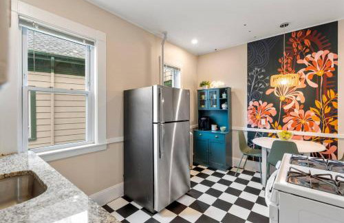 Downtown Beverly|KING BED|Minutes to Salem+Train - Photo 18