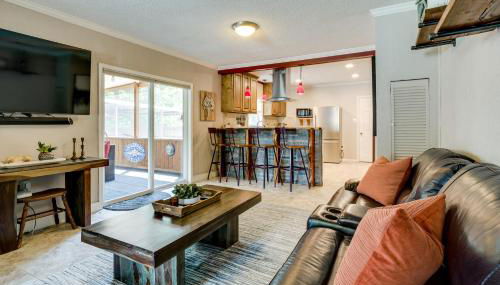 Hot Tub and Outdoor Kitchen Stylish Home in Bryan - Foto 5