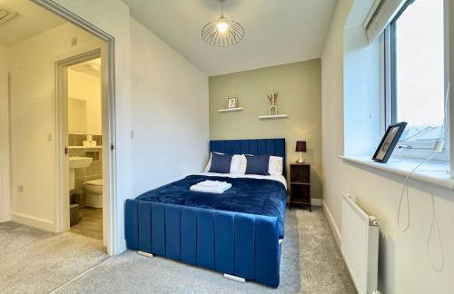 Stylish 2 Bedroom Home Near Lake with Free Parking & Garden - Photo 4