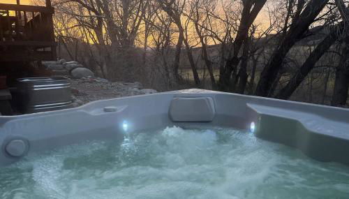 Casa Salida! 1 mile from dwntwn, private hot tub - Photo 2