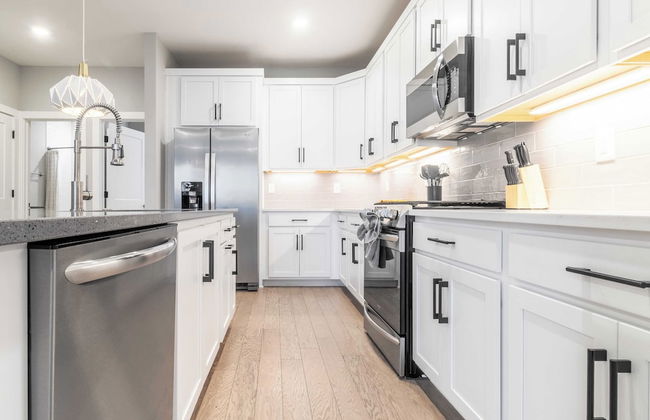 Monty by Avantstay 4bdr 4ba, Balcony w/ Outdoor Seating, 5mins to DT - Photo 13