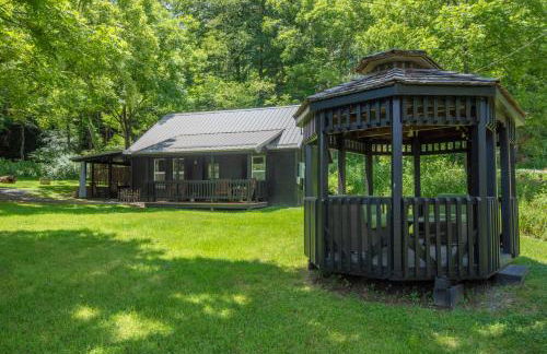 New River Views & Access - Hot Tub, Gazebo, Fire Pit, Next to Riverside Canoeing! - Foto 12