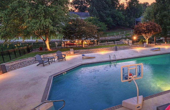 Lakefront Home w Pool, Dock, Fire Pit & Game Room Sip, Sip Away by Avantstay - Foto 1