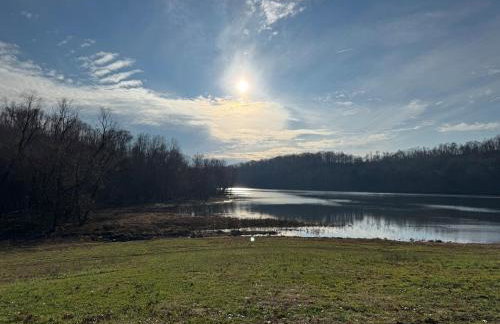 New, modern cabin with private lake and hiking - Foto 10