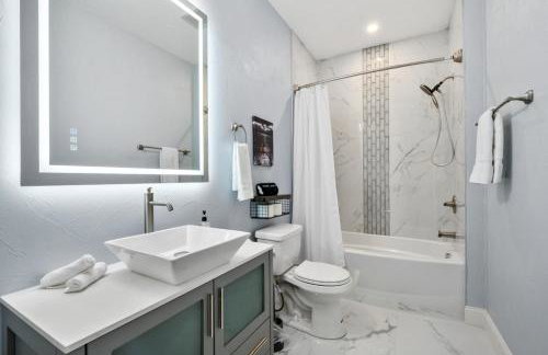 Cozy King Bed Suite with Free Parking - Foto 1