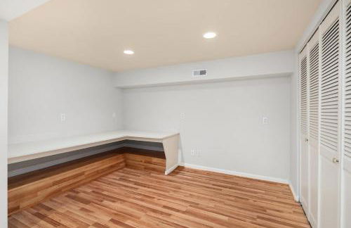 Modern Queen Anne Home with Stunning Water Views - Foto 40