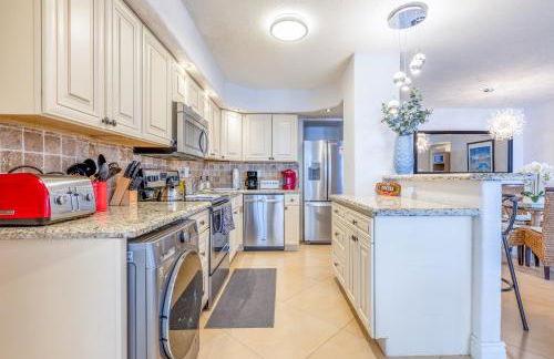 Stylish Beachfront Condo with Balcony & Ocean View - Foto 10