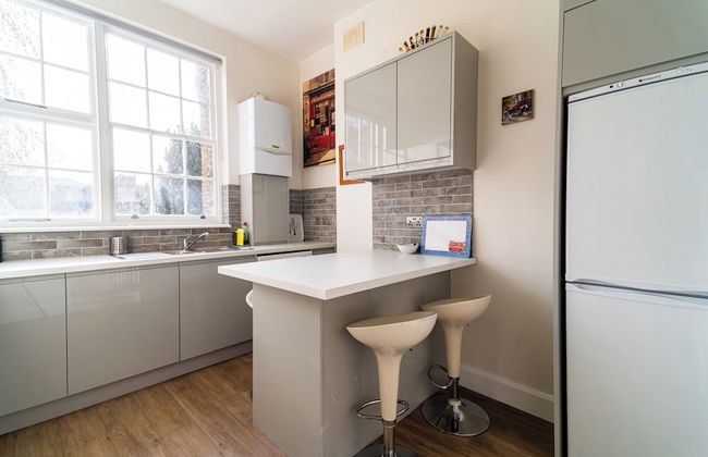 Stylish 2Bed Steps from Iconic Waterloo - Photo 16