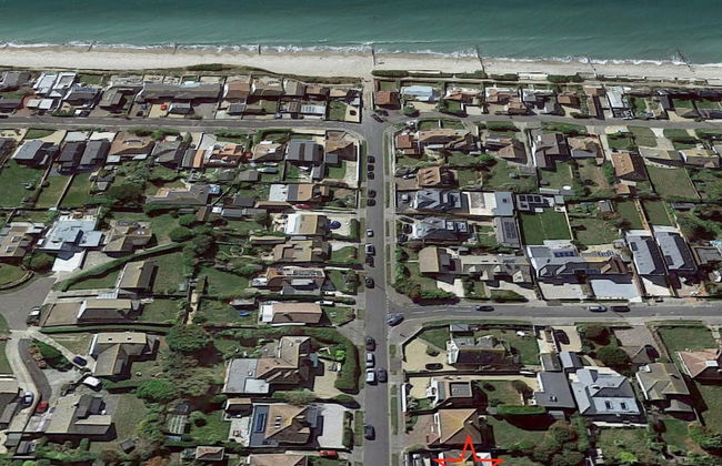 Bright Modern 4 br House 100 Metres From Beach - Photo 3