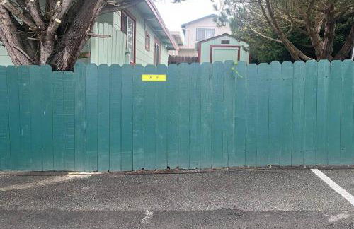 Mountain View 2BR 1 Bath Retreat with Private Lanai - Photo 29