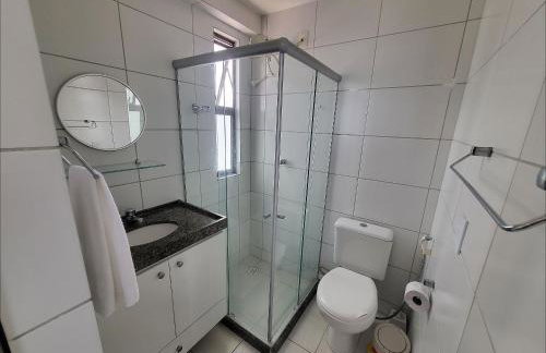 Confortável apartamento com 2 quartos, sendo um suíte, varanda, ampla sala, cozinha área de serviço e banheiro social - Foto 19