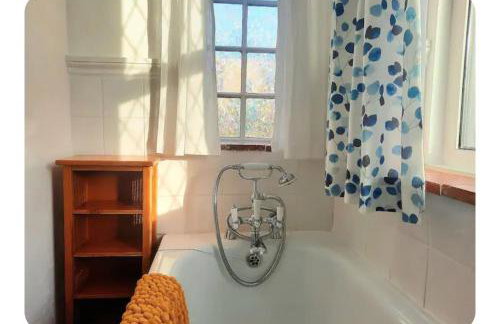 Double Ensuite with Bath, Sofa, Desk, Wardrobe - Foto 5