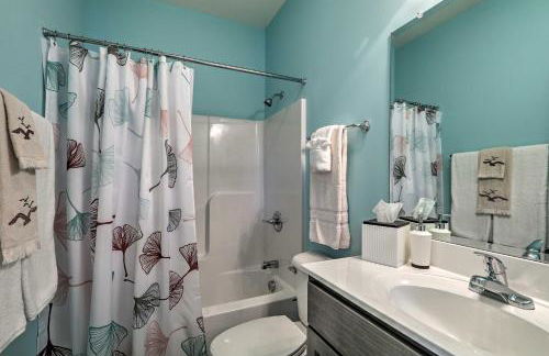 16 Mi to Ski Slopes! Creekside Poconos Cottage - Foto 13