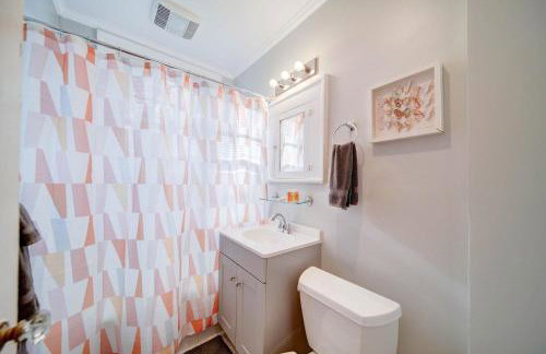 Retro 1BR in Elizabeth with Porch & Eclectic Design - Foto 24