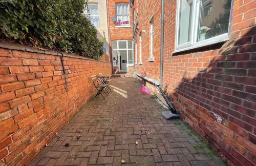 Spacious Flat! Sleeps 7, Pet Friendly and Parking - Photo 9