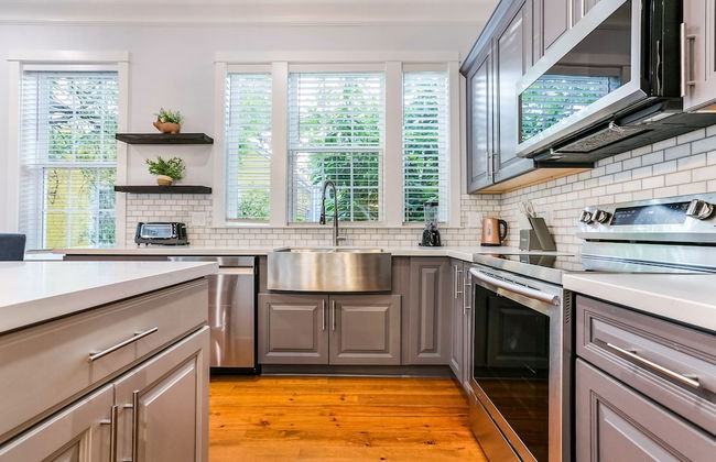 Spacious 5 BR Retreat with Pool - Near It All - Foto 15