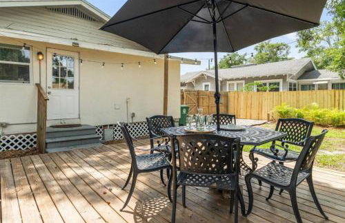 BeeKeeper's Inn - Beautifully Renovated 1929 Bungalow with 2 Bedrooms on Brick Street near Tampa's Attractions - Foto 34