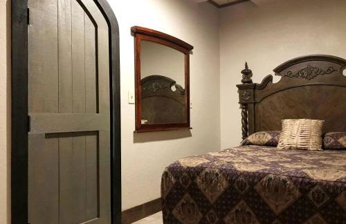 Castle Gatehouse Rental for a Unique Getaway near Bolton Landing, New York - Foto 28