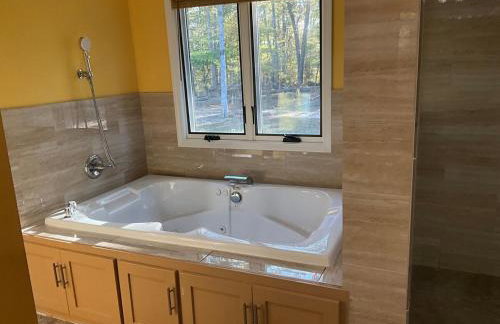 Quiet Forest Vacation home on a Private Road with Spacious Patios, Fire pit, Pet friendly and a Private pool - Foto 47