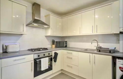 The Red Retreat, 7 Beds, Garden, Free Parking, Contractors, Fast Wifi, Smart TV - Foto 7