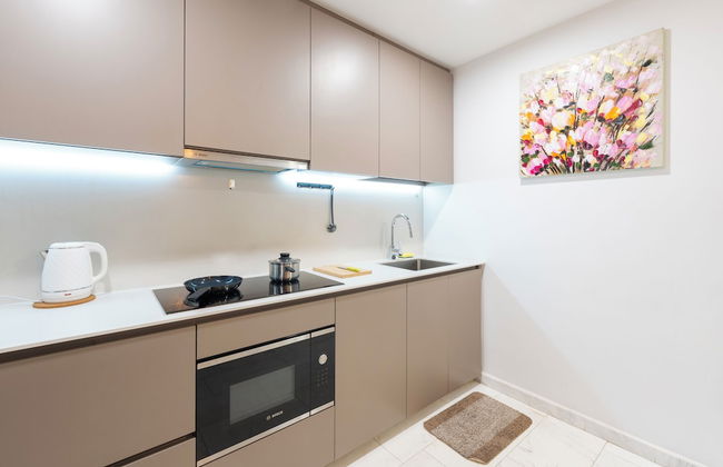 Moonway Luxury Suites At Eaton Residence - Photo 58