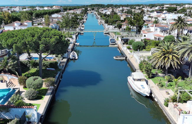 4 bedroom House in Castelló d'Empúries with private pool and garden - Photo 39